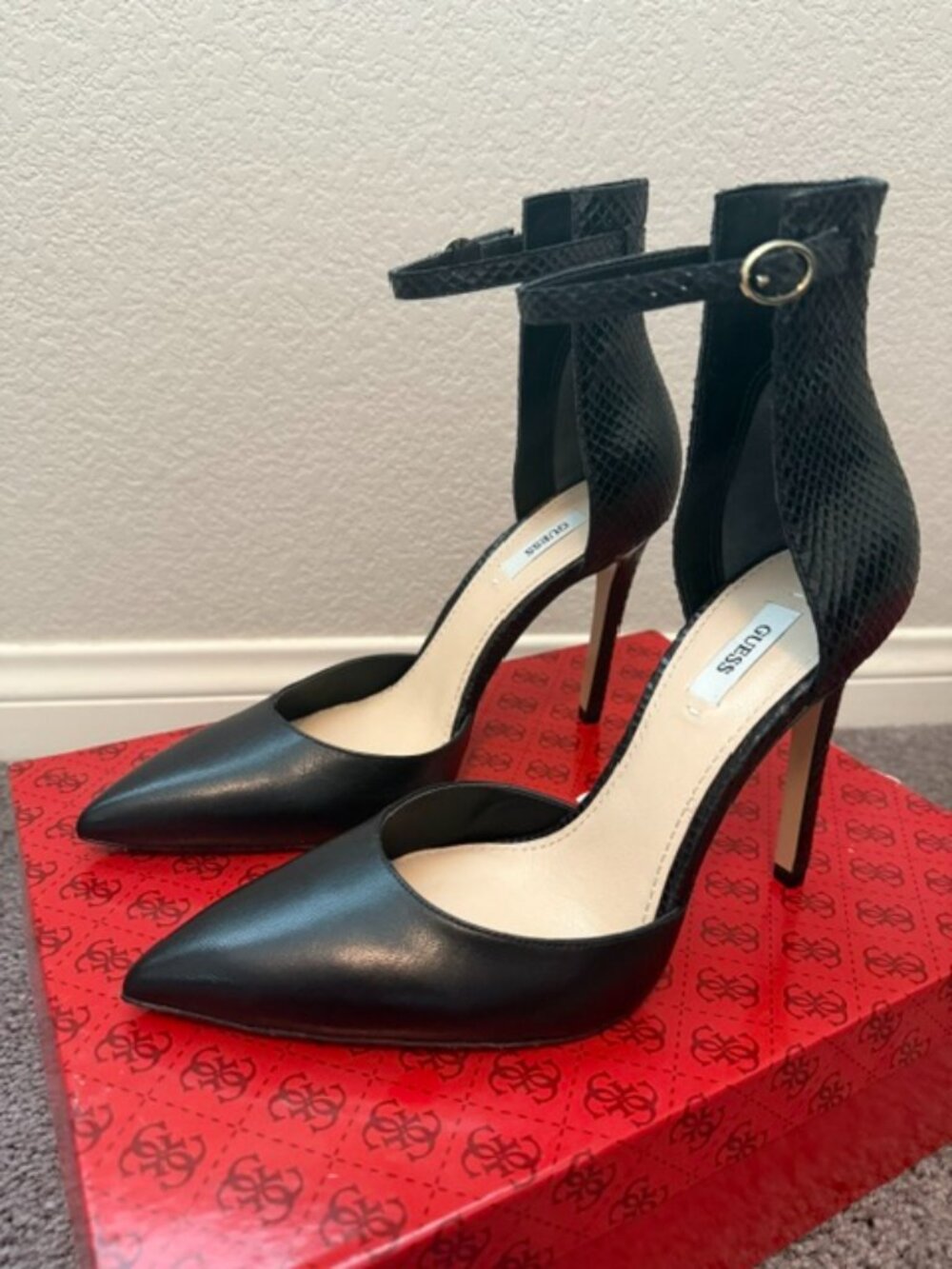 NIB Guess Pointed Toe 4" Heels (Sz 9M)